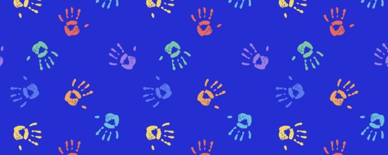 Afbeelding van handafdrukken in verschillende kleuren op een donkerblauwe achtergrond.