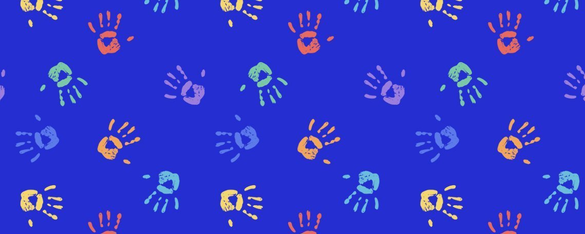 Afbeelding van handafdrukken in verschillende kleuren op een donkerblauwe achtergrond.